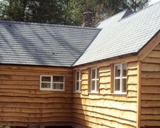 Chalet roof in lightweight Grey Tapco Slate